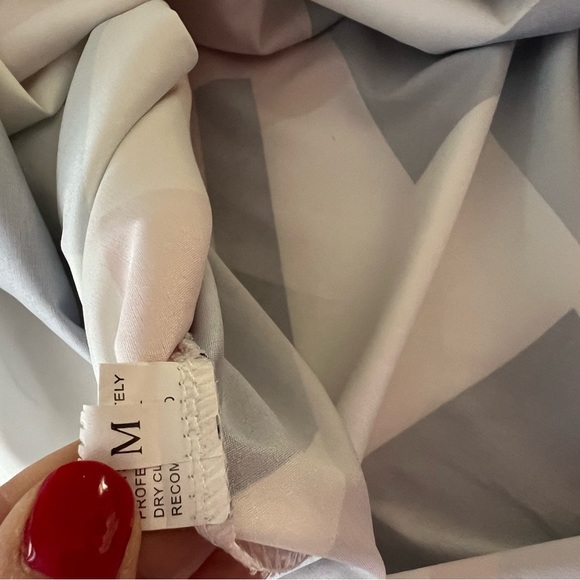 Geometric tie midi dress! Size M - Picture 4 of 4